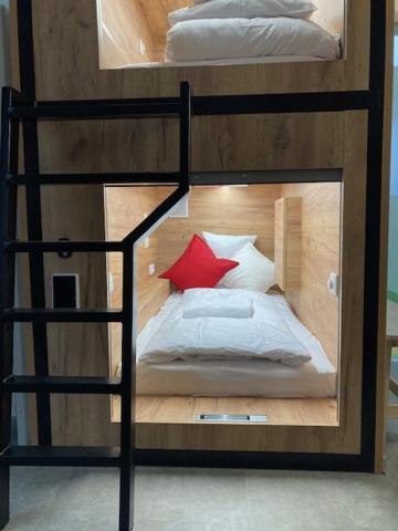 Capsule Hostel Andel Centre Spirit Prag Exteriör bild