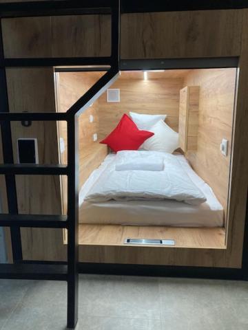 Capsule Hostel Andel Centre Spirit Prag Exteriör bild
