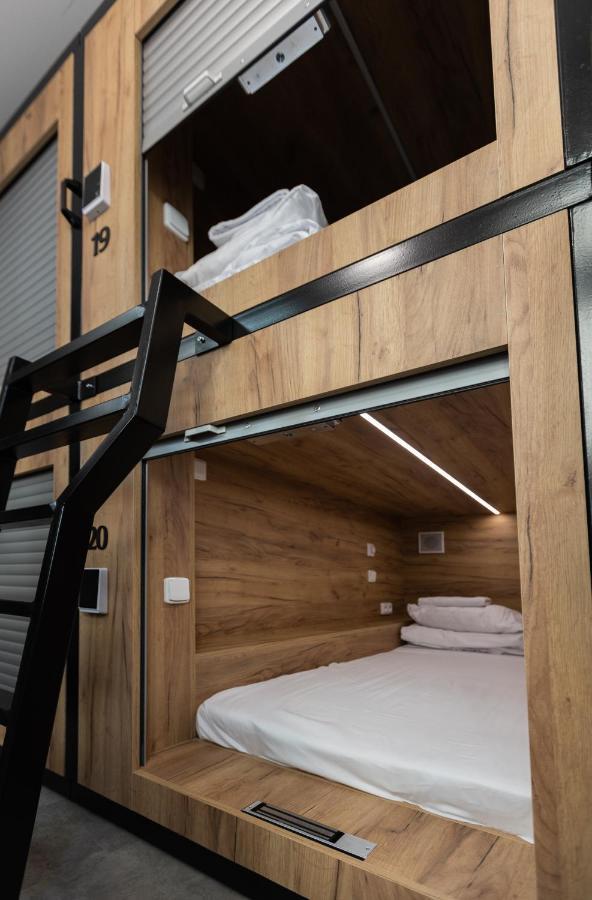 Capsule Hostel Andel Centre Spirit Prag Exteriör bild