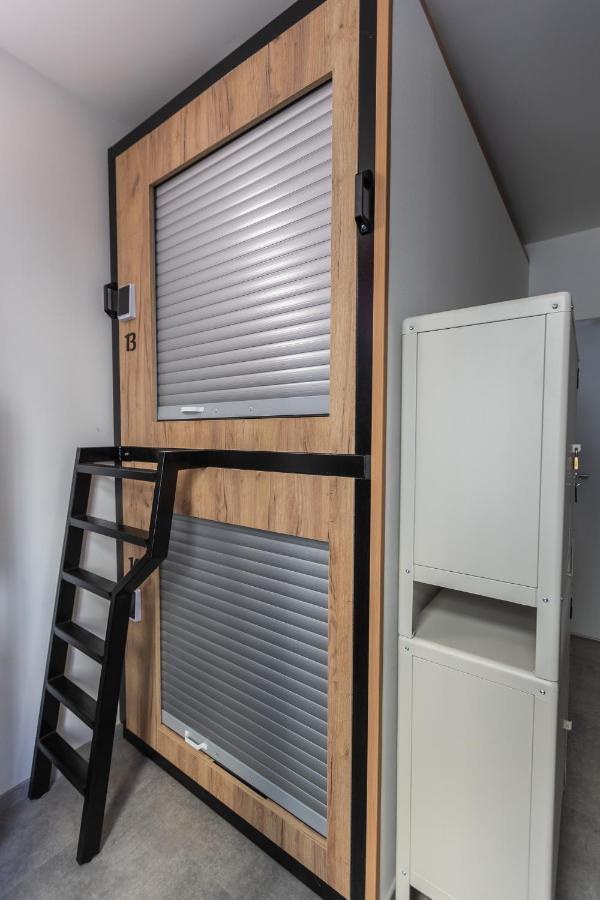 Capsule Hostel Andel Centre Spirit Prag Exteriör bild